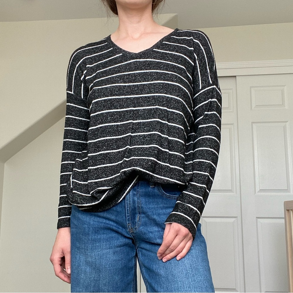 Well Worn black and white v-neck long sleeve top